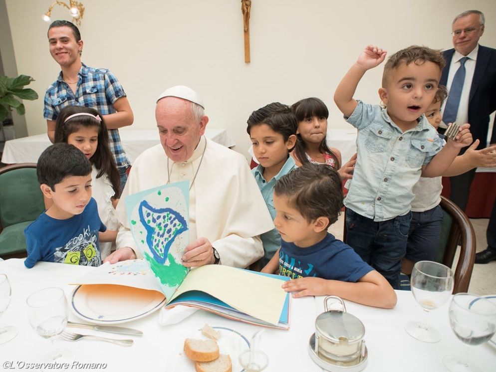 Papa Francesco a pranzo con un gruppo di bambini delle famiglie di profughi siriani ospiti dalla Comunità di Sant’Egidio e giunte in Italia dopo la visita del Papa sull’Isola di Lesbo in Grecia.