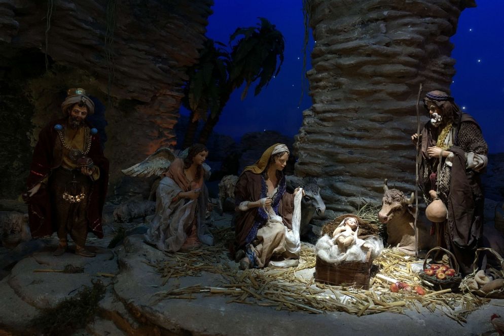 Il motto che accompagna il presepe è: «Colui al quale nessuno è pari, che siede nell'alto, guarda verso il basso. Si china in giù. Egli vede noi e vede me... »