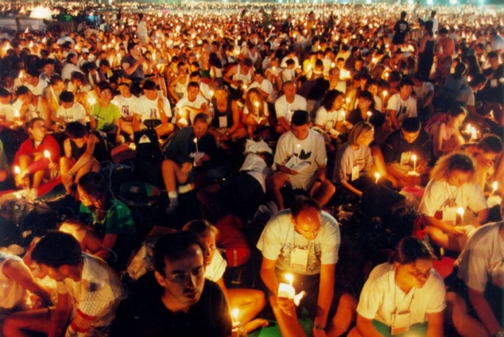 La preghiera durante la grande veglia del 23 agosto 1997 all'ippodromo di Longchamp a Parigi