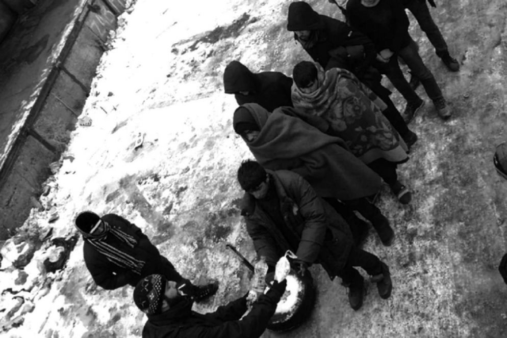 All’interno della stazione ferroviaria abbandonata le associazioni che operano in maniera stabile sono poche: Medici senza Frontiere che fornisce pompe di calore per riscaldare gli stabili occupati dai rifugiati, un’associazione inglese che garantisce un pasto caldo giornaliero, e un'associazione serba che si occupa di distribuire beni di prima necessità come vestiti, spazzolini, sapone e scarpe.