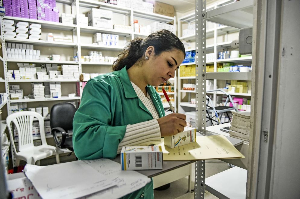 La distribuzione delle medicine avviene subito dopo la visita, grazie a un progetto di cooperazione internazionale. - Distribution of medicines is done right after the medical visits, thanks to a specific international aid project, which supports the dispensary in providing free drugs to the poorest patients.