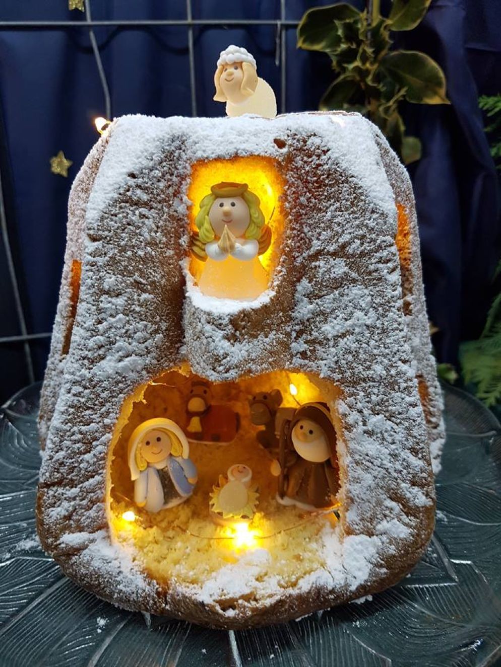 Presepe in un pandoro con i personaggi-caramelle. Postato dalla Mostra di presepi organizzata dalla Associazione culturale “Così,   per… passione!” di Terrasini (Pa)