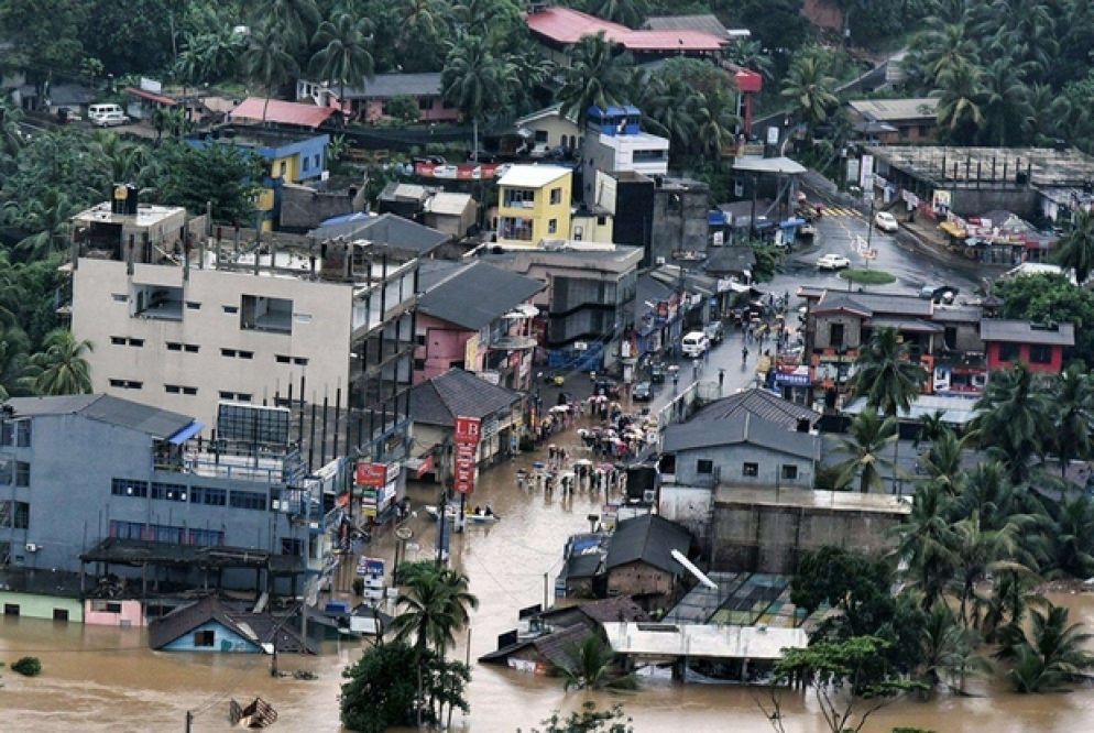 Le operazioni di soccorso della popolazione sono condotte anche dai militari, con l'impiego di una decina di velivoli.