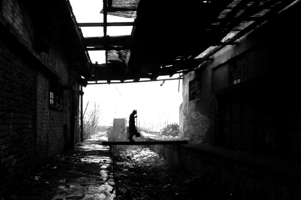 I volontari dell'associazione One Bridge to Idomeni, presieduta da Giulio Saturni, hanno raccontato di essere arrivati nella stazione di Belgrado, trovando davanti a loro uno scenario a dir poco desolante fatto di vecchi stabili abbandonati trasformati in rifugi di fortuna, anneriti dal fumo denso e acre, che entra nella pelle e nelle narici, di fuochi alimentati da rifiuti e combustibili di ogni sorta.