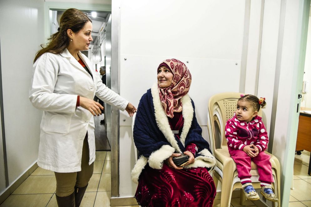 Non è facile capire subito la patologia o il problema. Chi viene al dispensario spesso parla arabo con accento iracheno o siriano e i nomi delle malattie, come dei farmaci, spesso sono differenti. Gli assistenti cercano subito una relazione con il paziente, mentre i medici dedicano ad ogni visita almeno 20 minuti. Quanto stabilito pure dai protocolli di cura delle cliniche provate. -For doctors, it is not always easy to understand the disease or the specific problem afflicting these patients. They speak different types of Arabic, with Iraqi or Syrian accents, and the names of diseases and drugs are often different.  The case managers assist patients by establishing a relationship with each one of them, while the doctors dedicate at least 20 minutes to each patient, as much time as a patient would get in private clinics.