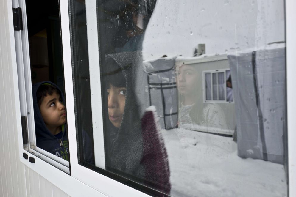Nei campi greci, i profughi vivono in tende, in situazioni igienico-sanitarie precarie, esposti al freddo e alle intemperie. La tensione all’interno dei campi ha provocato spesso scontri e rivolte, che sono pericolose soprattutto per le persone rinchiuse nei centri. Foto: Muhammed Muheisen/Ansa