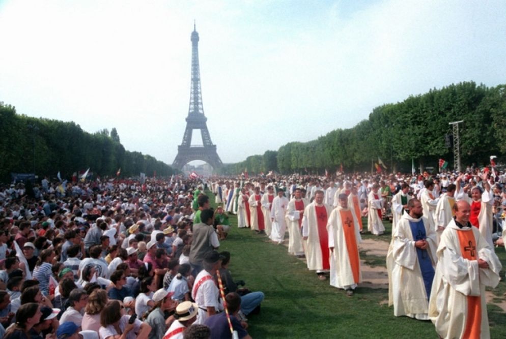 La Messa di apertura della Gmg del 19 agosto 1997 al Champ de Mars a Parigi con 300mila giovani