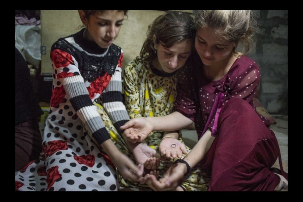 Ragazze Yazide giocano nel campo profughi di Khanke, nella provincia di Dohuk in Iraq. Gli stessi giochi che praticavano a casa in tempi più felici.