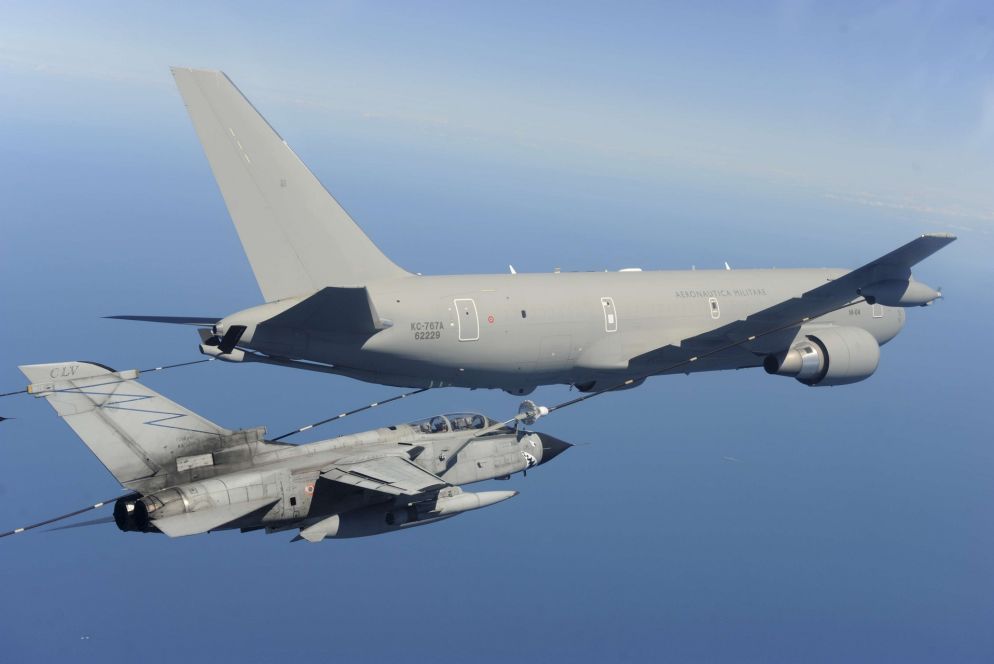 Operazione Prima Parthica. Un aereo da rifornimento KC767 rifornisce due velivoli Tornado impegnati in missione.