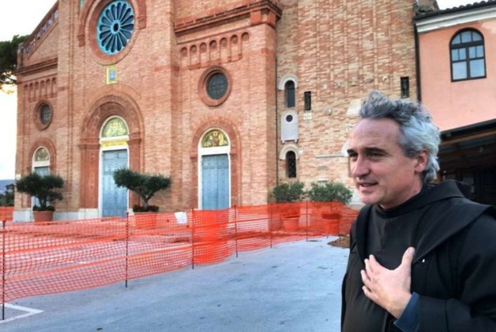 Il responsabile del santuario padre Luciano Genga davanti alla chiesa transennata