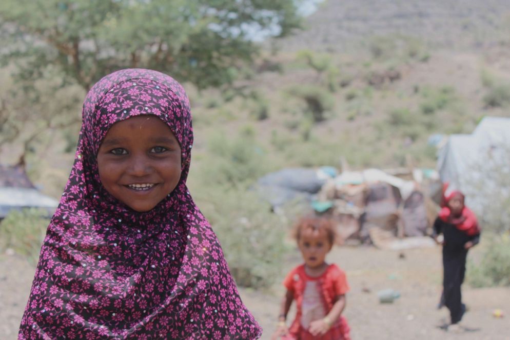 I bimbi riescono sempre a sorridere. Ma quale sarà il suo futuro? Molte piccole vengono date in spose già a 8-10 anni (Oxfam - Zeyad Ghanem)