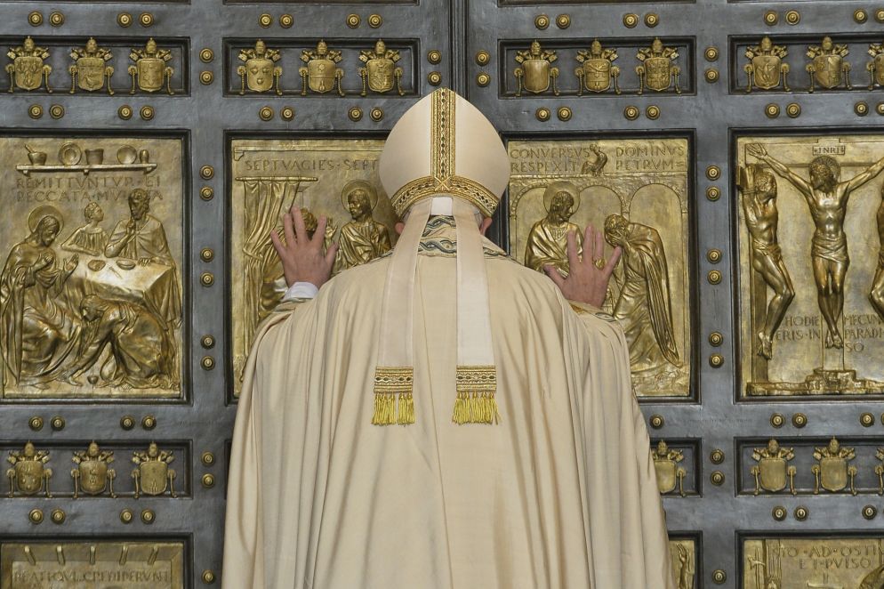 Davanti alla Basilica di San Pietro Papa Francesco nell'atto di aprire la Porta Santa nel giorno dell'Immacolata Concezione.