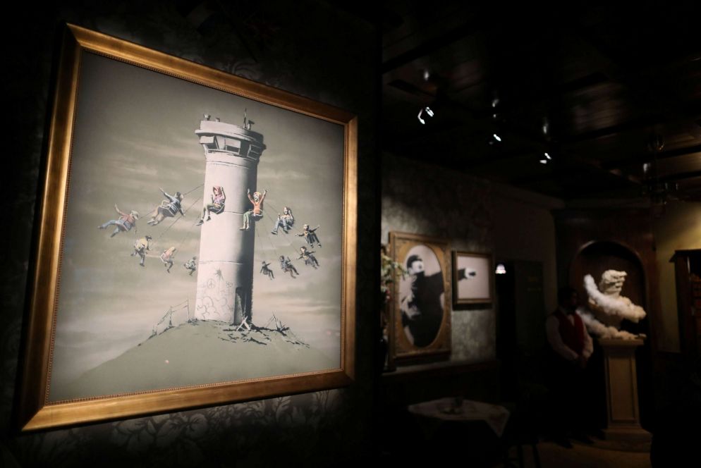 Alcune opere di Banksy esposte nell'hotel