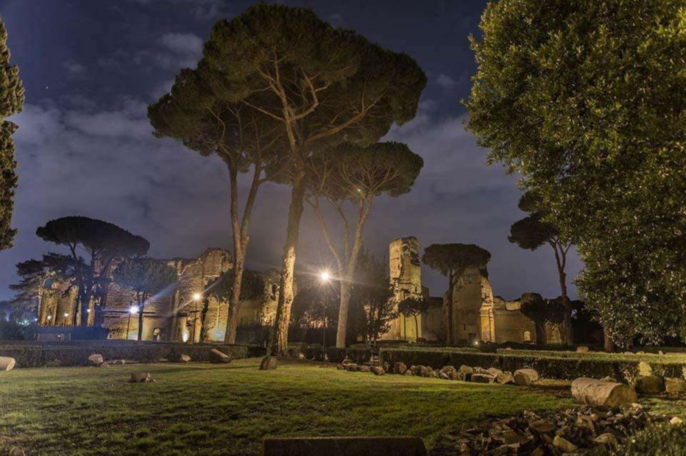 Tutti i venerdì e i martedì sera dal 18 agosto al 3 ottobre 2017 Orario: dalle 19.30 (partenza prima visita 19.45) alle 22.30 (partenza ultima visita alle ore 21.00). Visite in italiano e in inglese della durata di 75'. Ingresso: viale delle Terme di Caracalla 52. Biglietto: 20 euro, ridotto 18 euro compreso del diritto di prenotazione. Prenotazioni e informazioni: tel. 0639967700 (lunedì-venerdì 9-18 / sabato 9-14); www.coopculture.it.