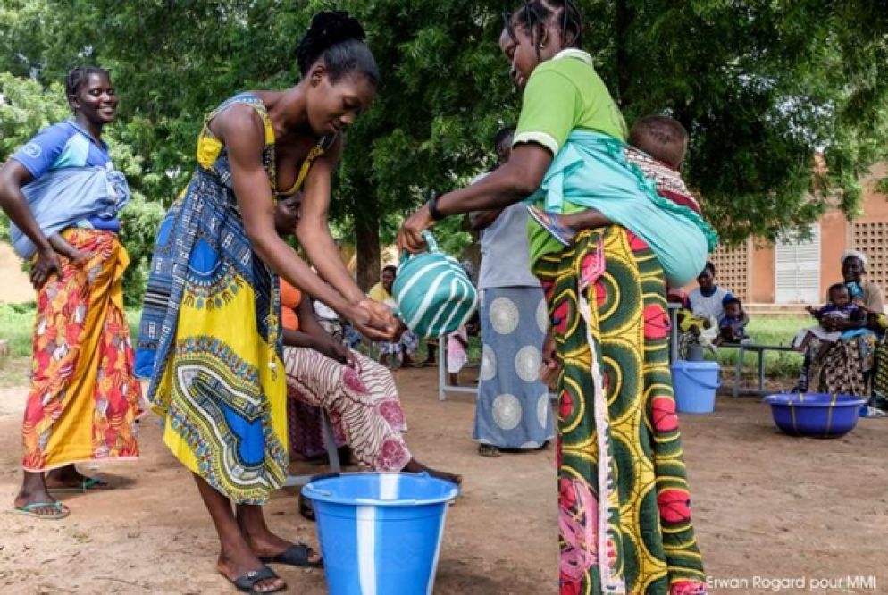 Si mostra alle mamme come preparare il cibo e in particolare le pappe per i bambini