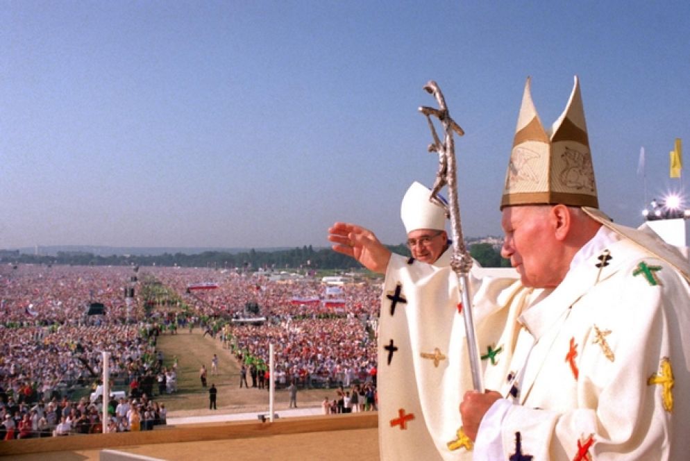 Giovanni Paolo II davanti al milione di giovani radunati a Longchamp per la chiusura della Gmg di Parigi il 24 agosto 1997