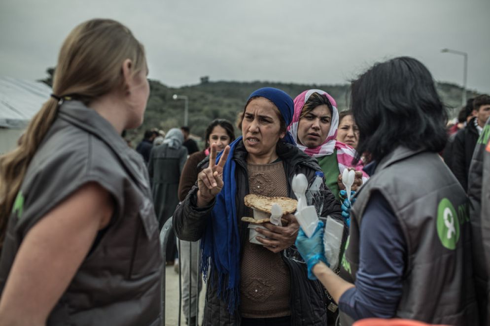 «È evidente dai dati e dai monitoraggi sul campo che l’emergenza è ben lontana dall’essere risolta - si legge nel report di Caritas e Ipsia-Acli -, anzi, potrebbe generare nuove tensioni e sicuramente sta andando avanti ad alimentare il mercato nero, il traffico e le attività illecite connesse a questa crisi umanitaria. I “buoni risultati” raccontati a Malta sono forse quelli di chi guarda soltanto all'interno del territorio comunitario: da marzo 2016 infatti i numeri di ingressi di migranti nel territorio dell'UE provenienti dalla rotta balcanica sono drasticamente calati. Ma l'emergenza non è affatto risolta: è stata solo trasferita fuori dai confini comunitari, in Paesi come la Serbia e la Macedonia, oppure nei paesi più periferici del continente, come la Grecia».