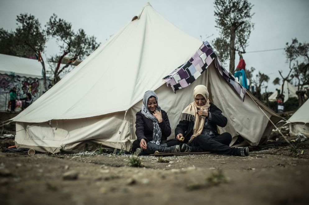 L’accordo, che permette all’Europa di rimandare indietro i richiedenti asilo dalla Grecia alla Turchia, delegando a quest’ultima la responsabilità di garantire la protezione delle persone che hanno cercato un rifugio in Europa, sta causando sofferenze indicibili ai profughi bloccati sulle isole greche e sulla terraferma.