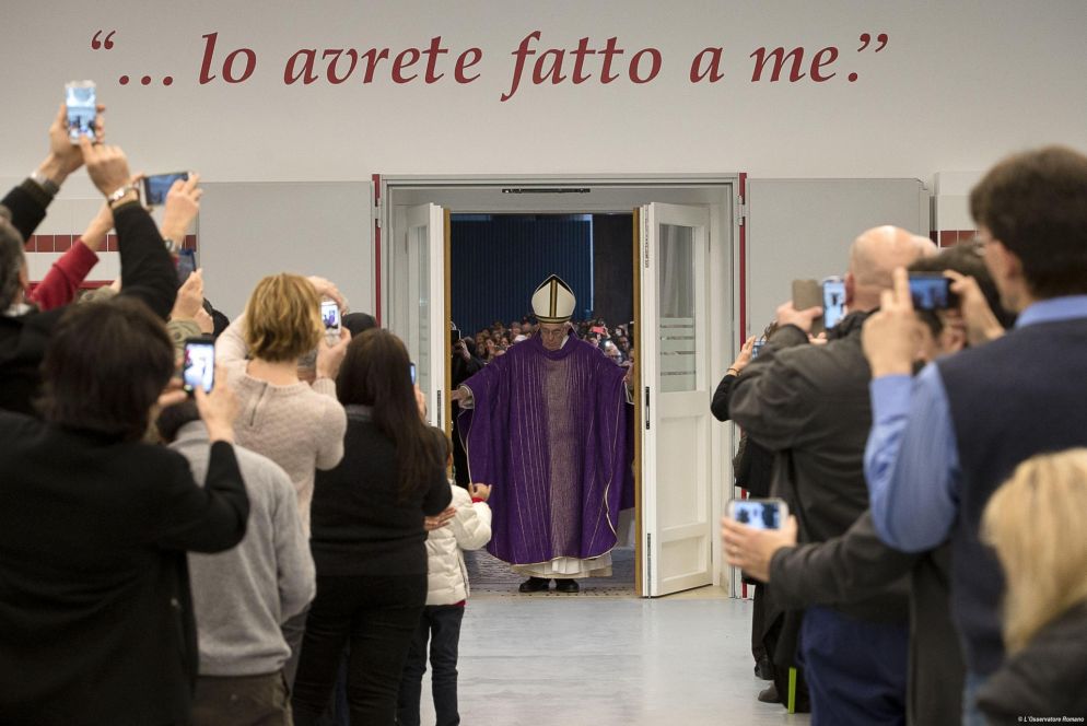A Roma Papa Francesco apre una Porta Santa della Carità presso l’Ostello e la Mensa della Caritas alla stazione Termini. È il primo dei Venerdì di misericordia compiuti da Papa Francesco che hanno riproposto, alla memoria corta del nostro tempo, quelle sette opere corporali e spirituali che appartengono alla tradizione della Chiesa.