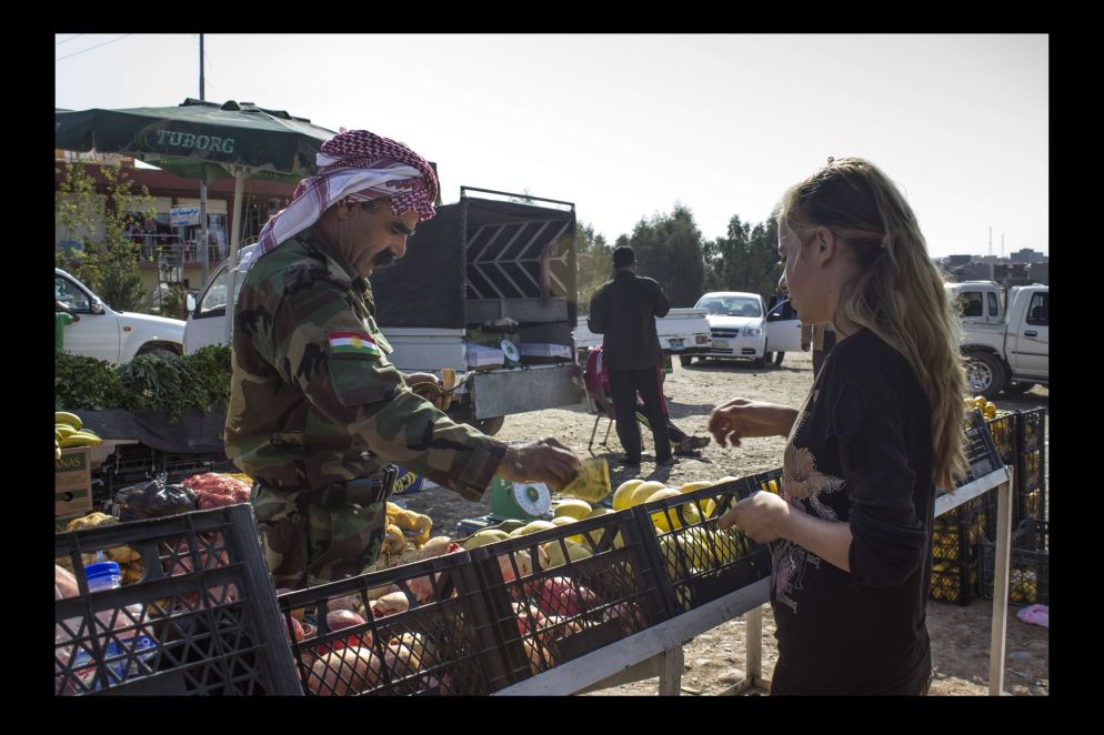 Hina Qasim Mahmoud, tredici anni. É una studentessa di prima media e divide il suo tempo tra studio e lavoro. La mattino vende verdure al mercatp per aiutare la sua famiglia. È l’unica ragazza Yazida che lavora al mercato. Suo padre è un Peshmerga: “colui che affronta la morte”.