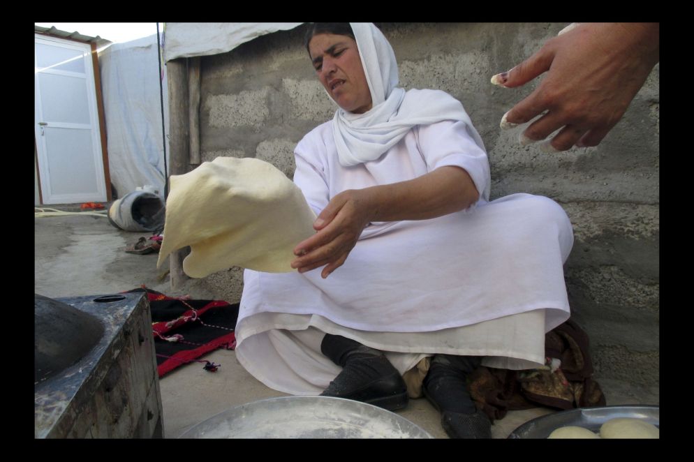 Una donna Yazida cuoce un pane schiacciato per le occasioni speciali.
