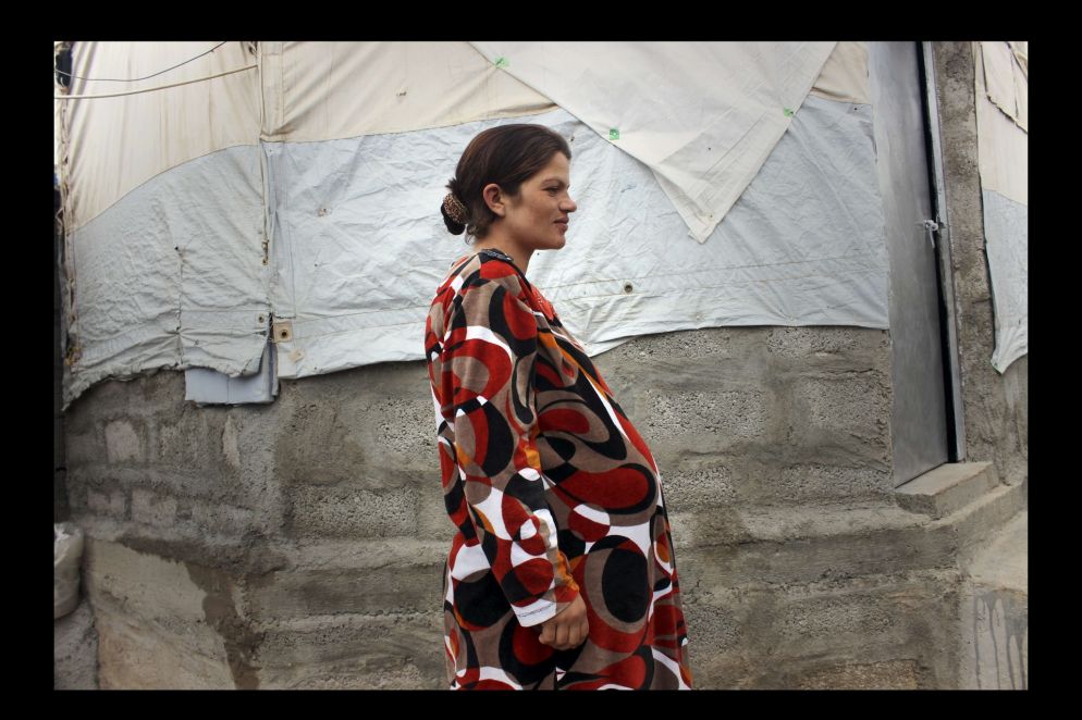 Aziza Ibrahim, ventinove anni. È incinta e vive la sua difficile condizione nel campo.