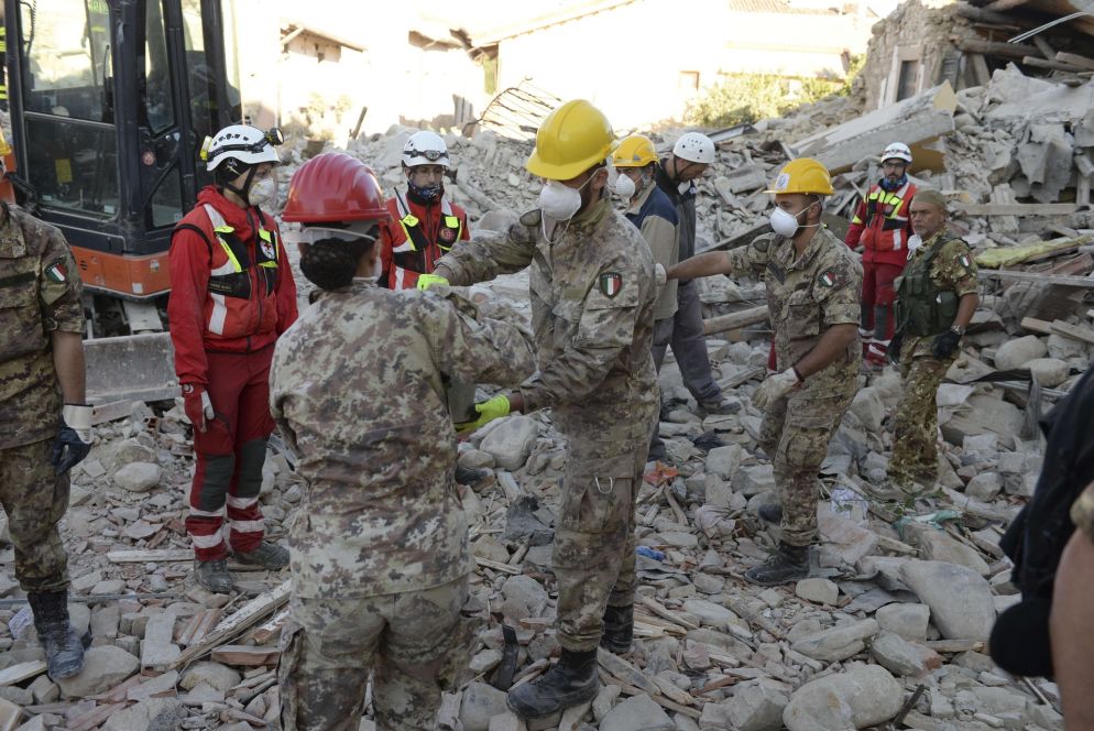 Amatrice. A seguito del terremoto che ha distrutto il centro abitato i militari sono prontamente intervenuti in soccorso alla popolazione per la ricerca di superstiti e lo sgombro delle macerie