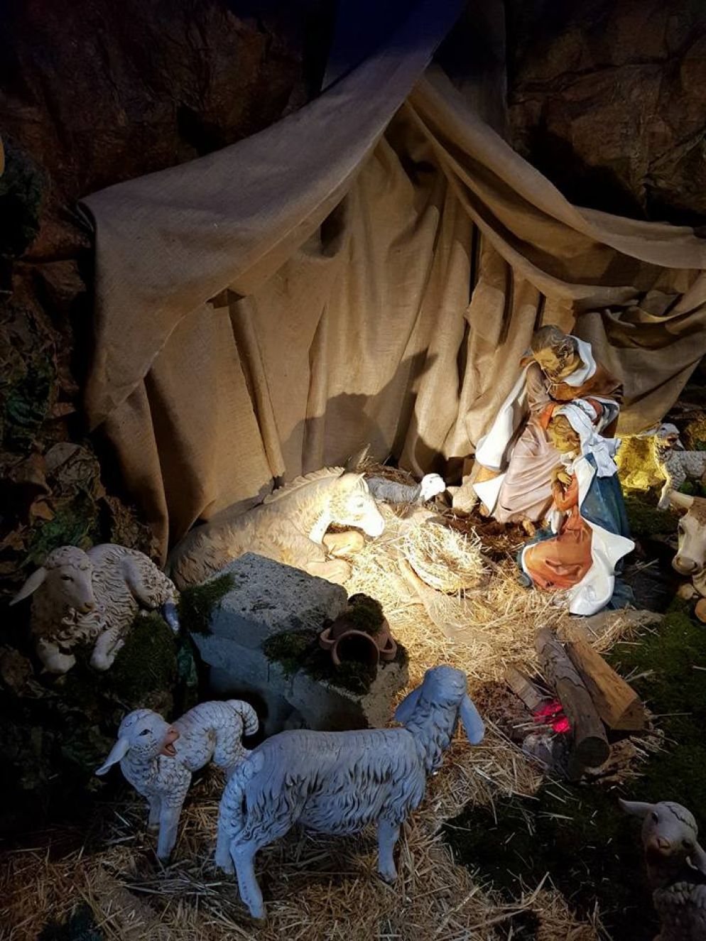 Presepe realizzato nella parrocchia di Santa Silvia a Roma - A grandezza più o meno naturale. Postato da Elena Cappelloni