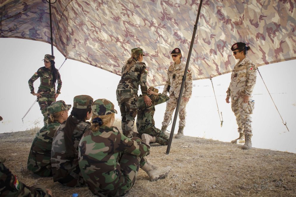 Iraq. Task Force Praesidium – Operazione Prima Parthica. Due bersaglieri donna addestrano una squadra femminile di peshmerga