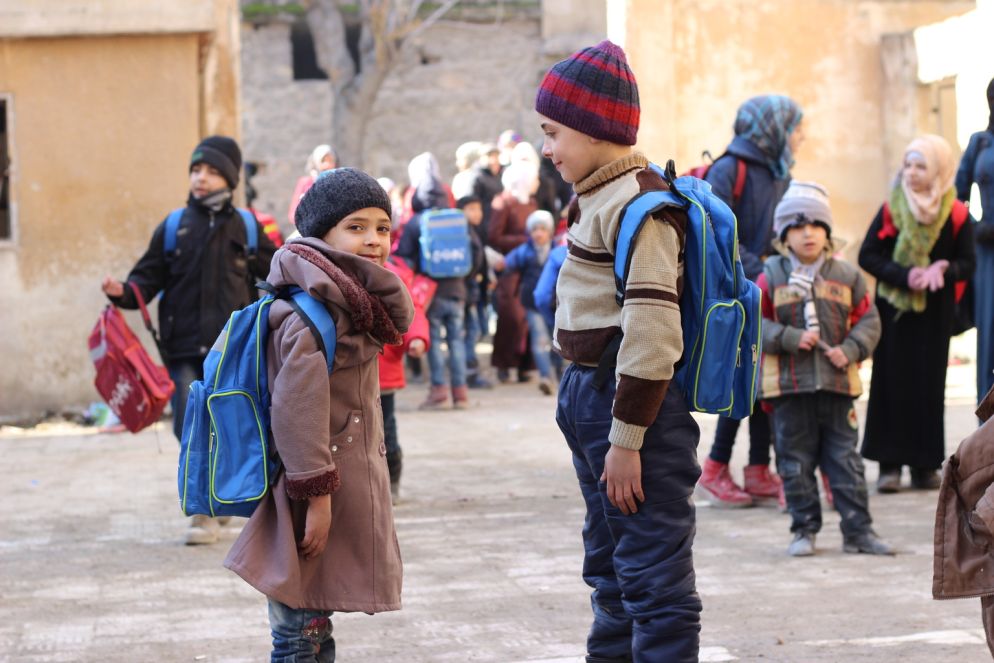 Asinat (a sinistra), 10 anni, and suo fratello Mohammad al primo giorno di scuola del secondo semestre alla Al-Asadi School, a Sakhoor, Aleppo est. Si calcola che in Siria attualmente 1,7 milioni di bambini non frequentino la scuola.