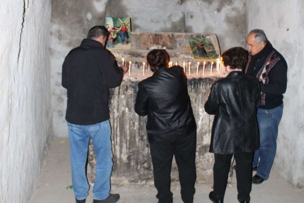 Cristiani siro cattolici in preghiera nella chiesa di San Giorgio a Bartalla