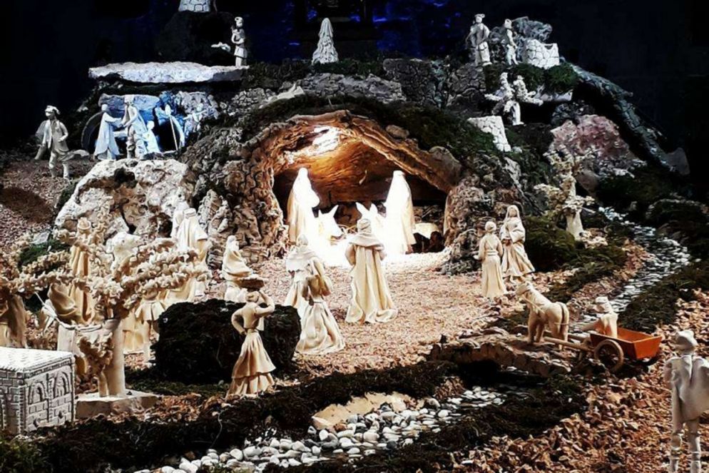 Presepe di pane - Olmedo (SS) - chiesa romanica N. S. di Talia (XII sec.). Postato da Pier Paolo Daga