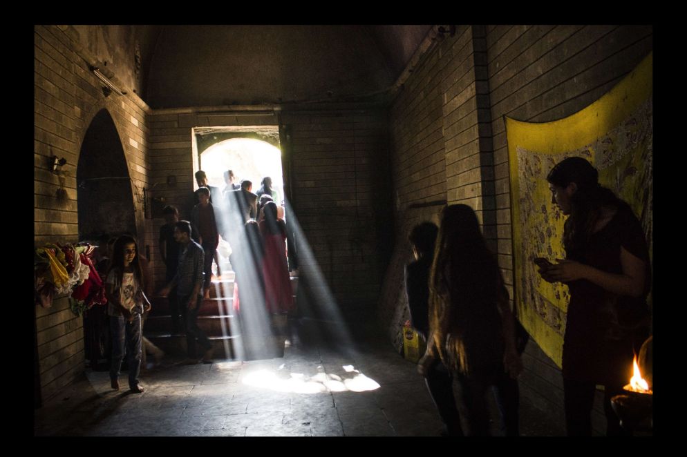 La mostra fotografica prende spunto dal progetto dell’UNICEF "Corso di tecniche fotografiche destinato a ragazze yazide" volto a dotare per un selezionato gruppo di giovani, vittime di guerra e sopravvissute ad atti di violenza di genere, di uno strumento espressivo e di un approccio al mondo del lavoro.