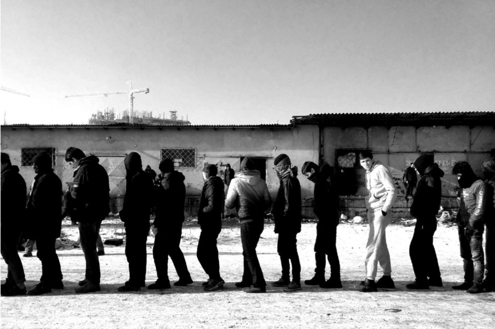 Ad aggravare ancora di più la situazione sono i trattamenti disumani e degradanti che sono riservati indistintamente chi tenta di attraversare il confine con l’Ungheria. «Ali, un ragazzo Afgano di 16 anni, ci ha raccontato - ha spiegato uno dei volontari di One Bridge to Idomeni - che, con un suo coetaneo, nel cercare di varcare il confine sono stati fermati dalla Polizia e dalla popolazione Ungherese. Aggrediti dai cani e fermati con i bastoni, ci ha mostrato la giacca squarciata e una ferita alla mano. Sono stati derubati di soldi e cellulare, immobilizzati al freddo per ore, in piedi, senza giacca e guanti, poi gli hanno versato in testa e sugli indumenti acqua fredda, solo allora li hanno lasciati andare».