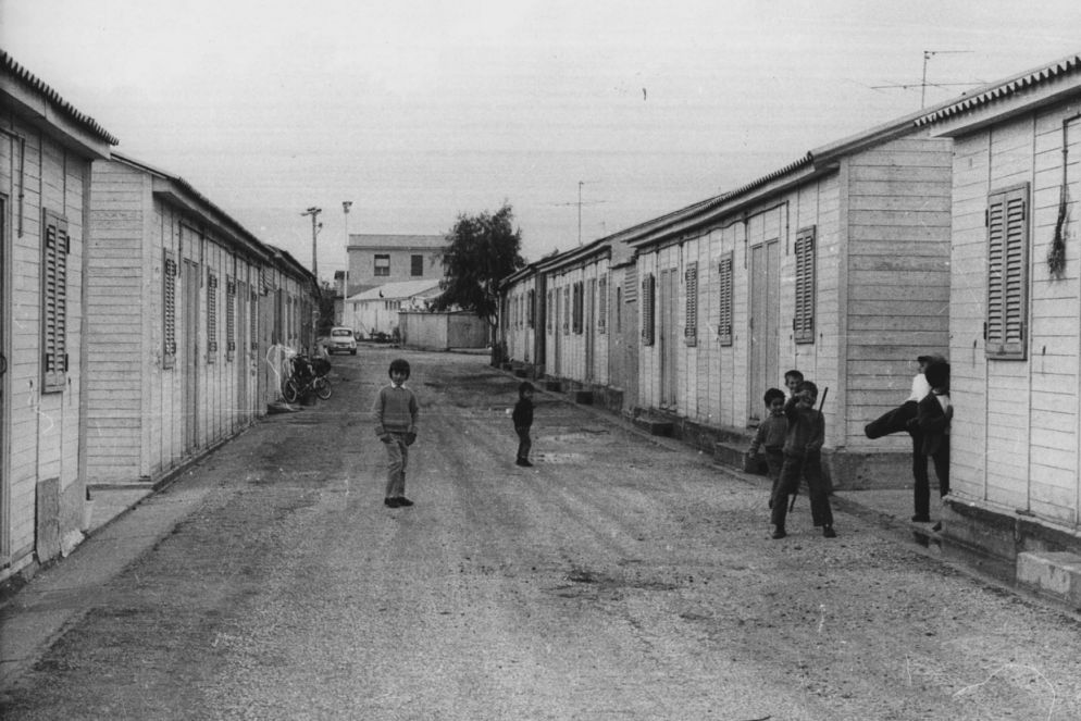 Baraccopoli a Gibellina. Il paese fu ricostruito 15 chilometri oltre il centro distrutto, che fu quasi interamente coperto dal Cretto, opera dell'artista Alberto Burri.