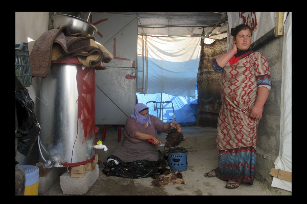 Mian e sua figlia cercano di adattarsi alla vita in un ambiente diffcile.
