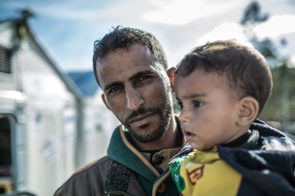 Le persone più vulnerabili come donne e bambini (rispettivamente il 21% e il 28% degli arrivi dal marzo scorso), oltre al trauma di essersi dovuti lasciare un’intera vita alle spalle per scappare da guerre e persecuzioni, negli ultimi 12 mesi hanno dovuto vivere in condizioni “disumane”. Moltissimi hanno passato l’inverno sotto le tende, esposti al freddo e alle malattie, senza assistenza medica o sostegno psicologico.