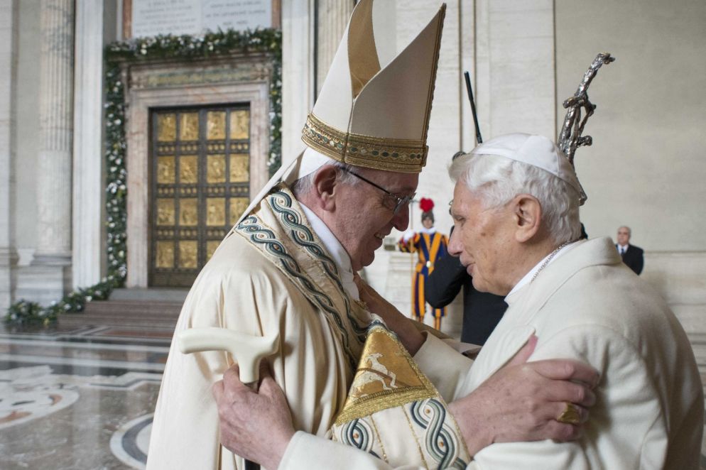 Alle 11.10 dell'8 dicembre 2015 Papa Francesco varca la soglia della Porta Santa della Basilica di San Pietro. Dopo di lui il Papa emerito Benedetto XVI.
