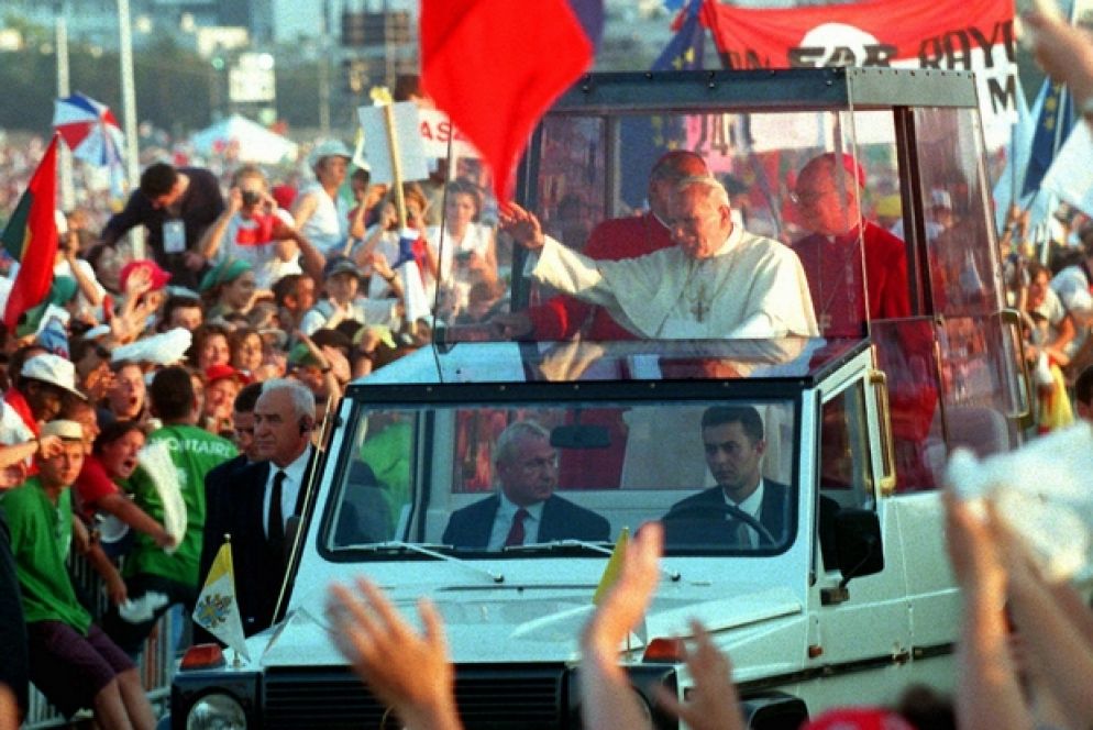 L'arrivo di Giovanni Paolo a Longchamp per la veglia della Gmg di Parigi 1997