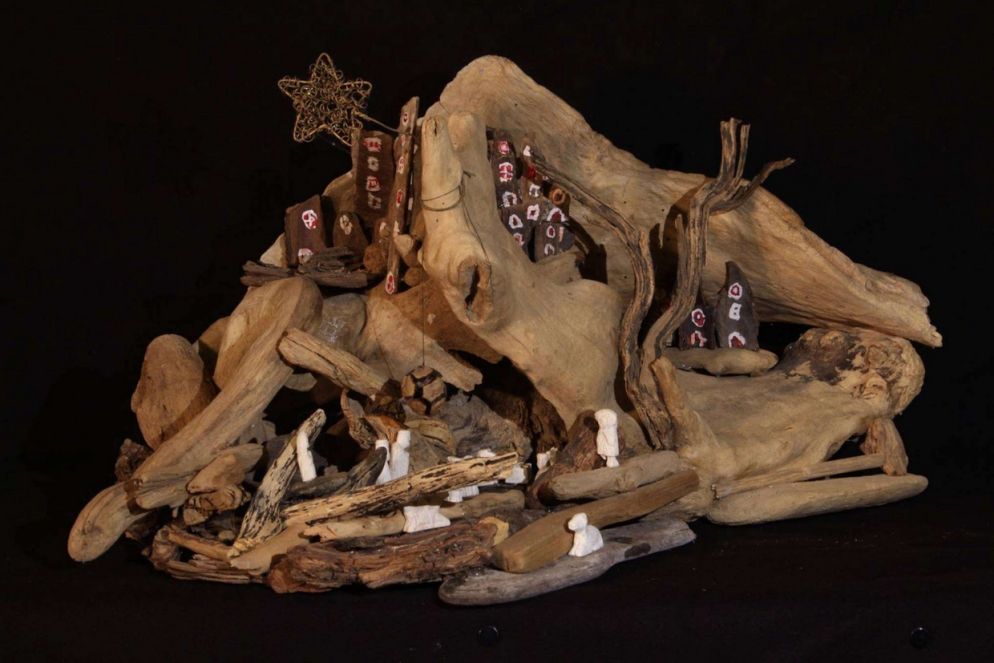 Presepe con legni riciclati dal mare. Postato da Antonio Nappi