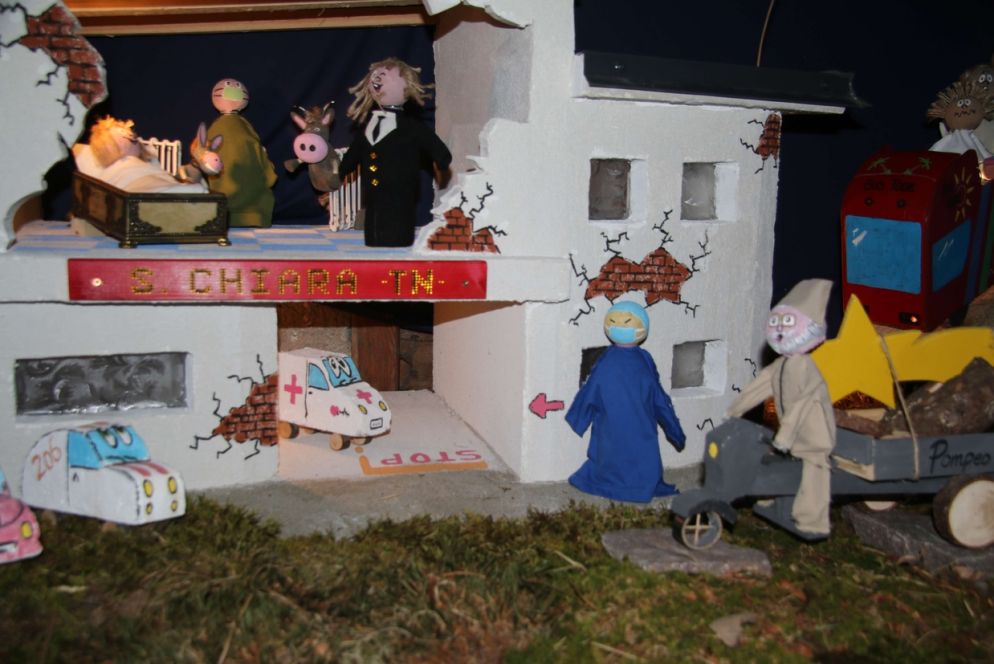 “Il presepe ai giorni nostri” di Andrea Binelli. Che cosa accadrebbe se venisse al mondo Gesù ai giorni nostri? Il bue e l’asinello si trasformerebbero in termosifoni ad olio, i Re Magi si dirigerebbero alla mangiatoia a bordo di un autobus e in soccorso di Giuseppe e Maria giungerebbe un elicottero.