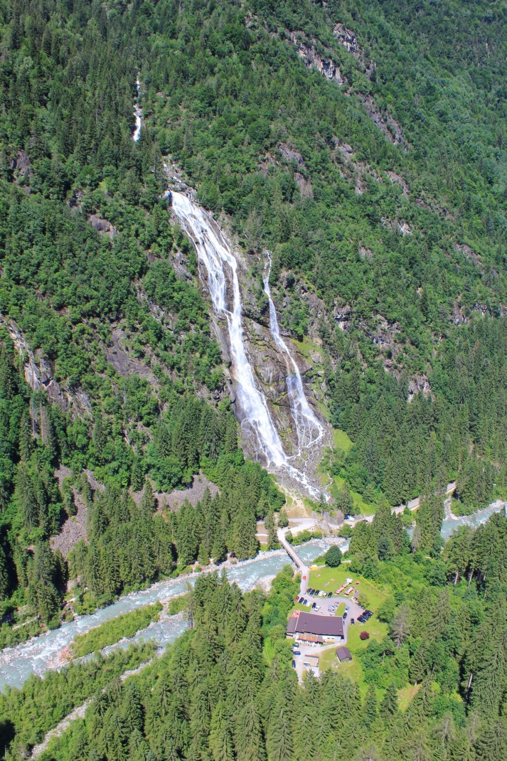 Le cascate e il rifugio Nàrdis (acqua della Presanella).