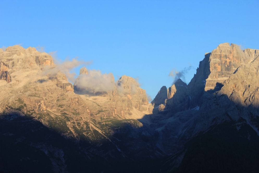 Da Madonna di Campiglio, un terso tramonto sulle Dolomiti di Brenta. Al centro, in ombra, il solco della Val Brenta