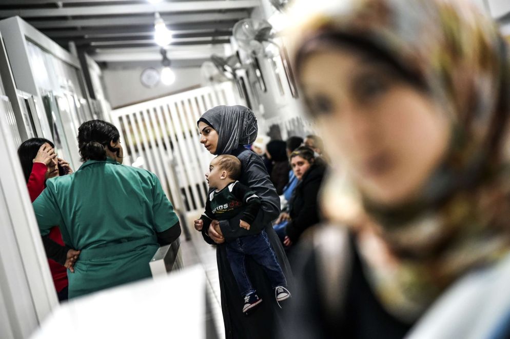 Una équipe, dopo la visita, spiega ai rifugiati come prendere la terapia e si assicura che abbiamo compreso esattamente le indicazioni dei sanitari. - After the doctors’ visit, a small team explains to the refugees how to take the medications and makes sure they have well understood the prescriptions.
