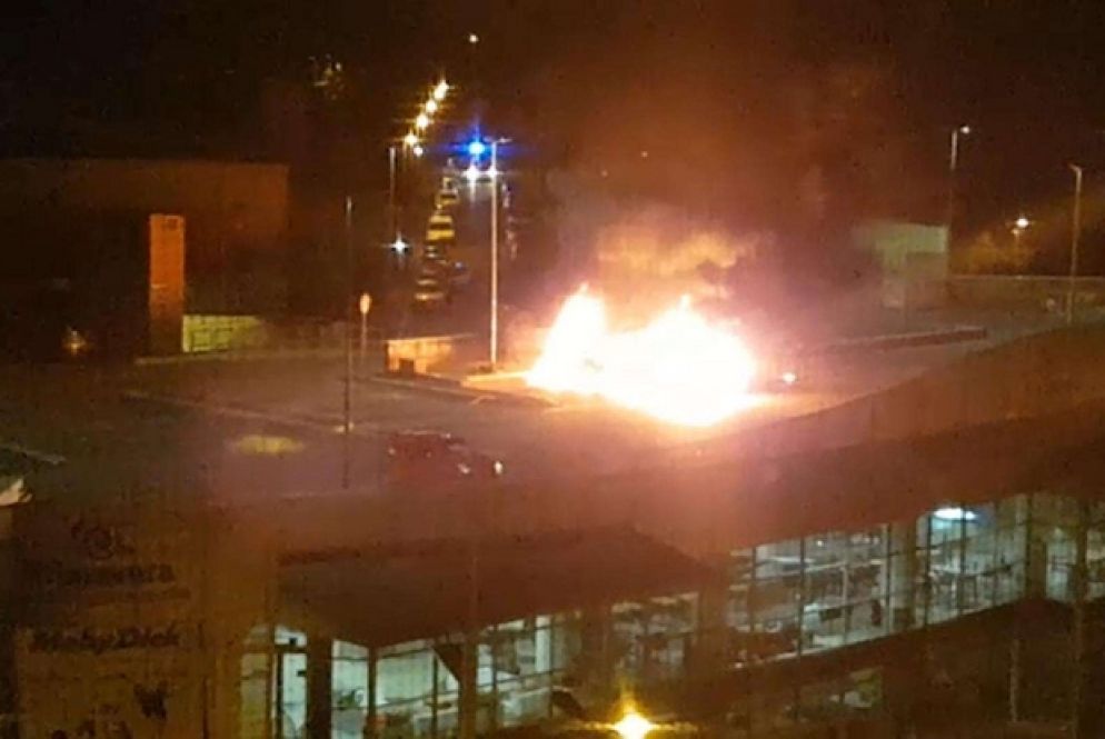 Un fermo immagine del rogo che nella notte ha distrutto la roulotte (Ansa)