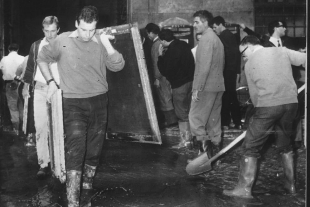 Gli angeli del fango recuperano le opere d'arte