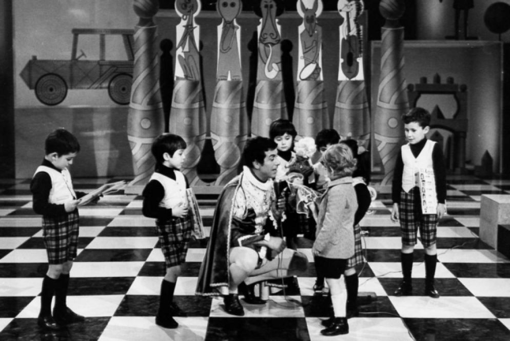 Il Mago Zurlì (Cino Tortorella) coi bambini dello "Zecchino d'Oro" nel 1968