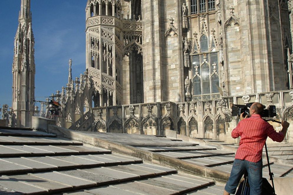 Sui tetto del Duomo si girano le immagini più belle... Ansa