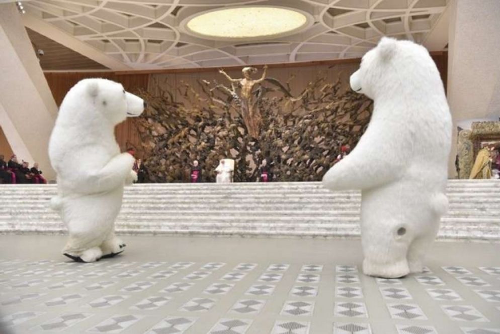 Il Papa assiste all'esibizione di due orsi giganteschi (Foto da www.vatican.va)