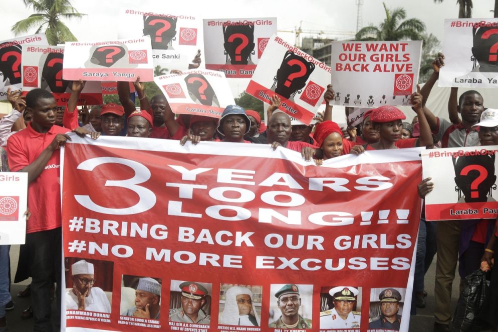 Una manifestazione a Lagos per la liberazione delle liceali rapite nel 2014 (Ansa, 13 aprile 2017)